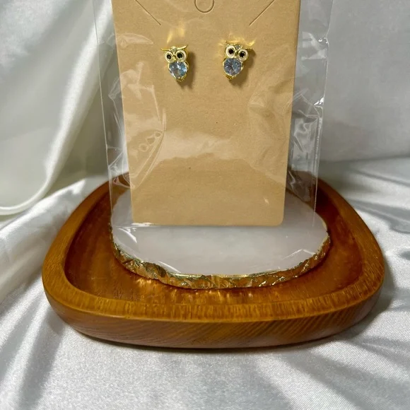 White Single Flower Dangle Boho Earrings - Picture 5 of 5